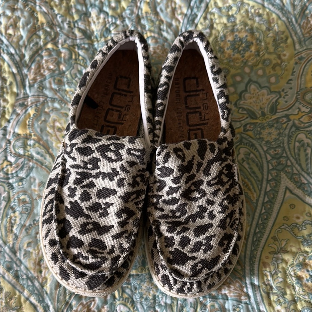 Leopard print Hey Dudes women size 7 - Picture 2 of 6